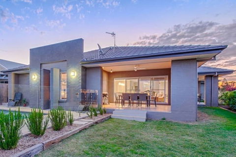 Vintage On The 8th - Australian Directory 5