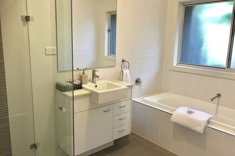 Vintage On The 8th - Australian Directory 3