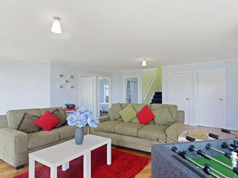 VALLEY VIEWS 10 Valley Heights Drive - Australian Directory 3