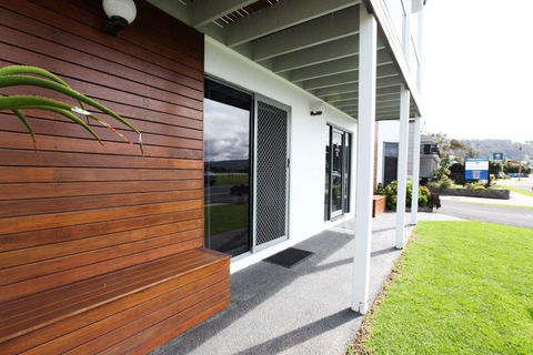 Coastal Motel - Australian Directory 6