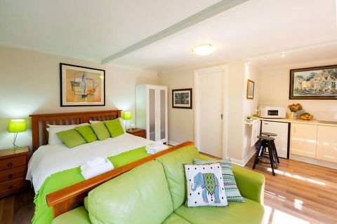Holly Lodge - Australian Directory 7