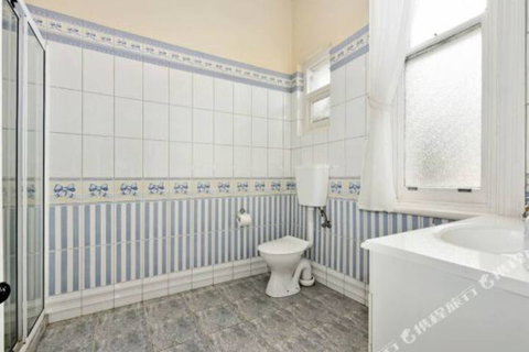 Rose Garden Spacious Family Home Near CBD - Australian Directory 0