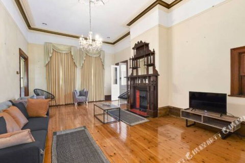 Rose Garden Spacious Family Home Near CBD - Australian Directory 1