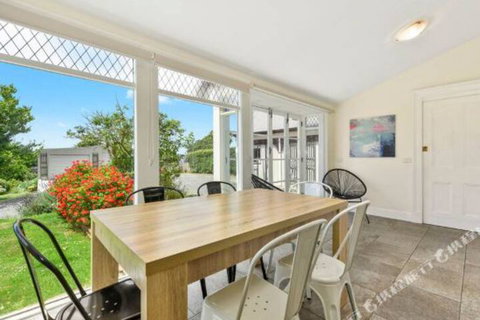 Rose Garden Spacious Family Home Near CBD - Australian Directory 6
