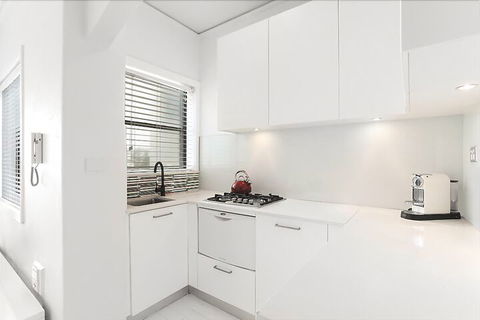 Minimalist Beachfront Apartment - Australian Directory 7