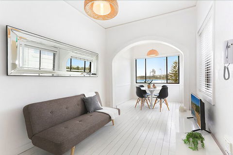 Minimalist Beachfront Apartment - Australian Directory 6