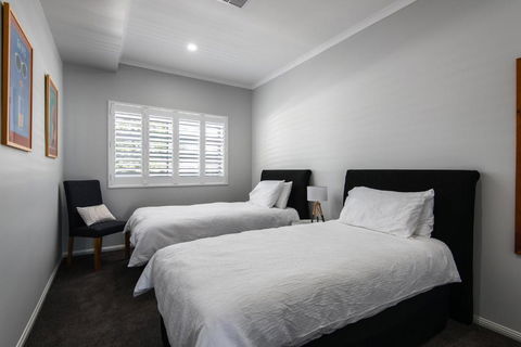 Ocean Break Coolum - Australian Directory 2