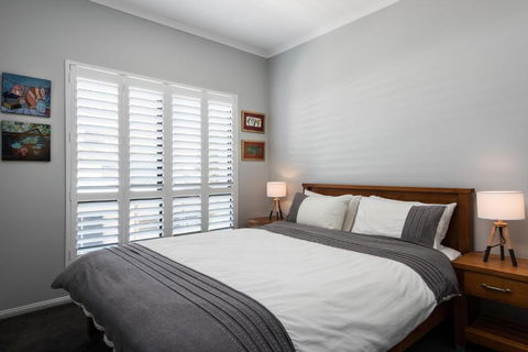 Ocean Break Coolum - Australian Directory 3