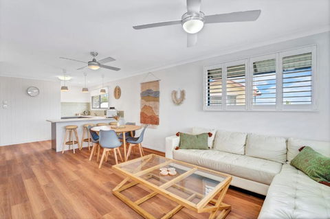 Rainbow Breezes 4 Rainbow Beach Townhouse With Breath Taking Ocean Views To Fraser Island - Australian Directory 1