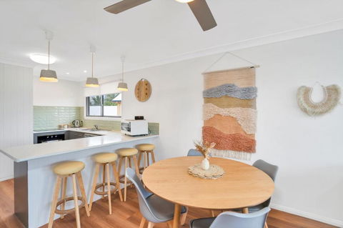 Rainbow Breezes 4 Rainbow Beach Townhouse With Breath Taking Ocean Views To Fraser Island - Australian Directory 4