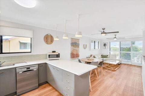 Rainbow Breezes 4 Rainbow Beach Townhouse With Breath Taking Ocean Views To Fraser Island - Australian Directory 6