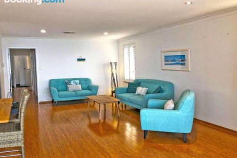 Mooring Two Upstairs 23 Shoal Bay Rd Stunning Views WIFI Air Conditioning & Boat Parking - Australian Directory 5