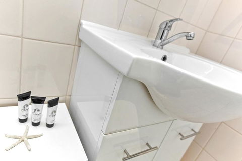 Smugglers Resort Style Apartments No 9 - Australian Directory 5