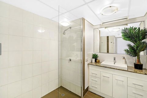 Heart Of Surfers Paradise 2BR Apt - Australian Directory 3