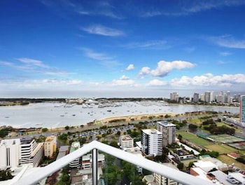 Panoramic Views At Sub Penthouse Apt - Australian Directory 5