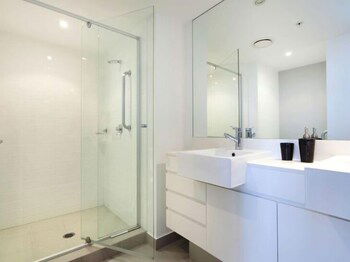 Panoramic Views At Sub Penthouse Apt - Australian Directory 3