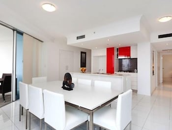 Panoramic Views At Sub Penthouse Apt - Australian Directory 2
