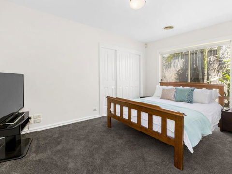 DIAMOND BAY RETREAT SORRENTO - Australian Directory 2