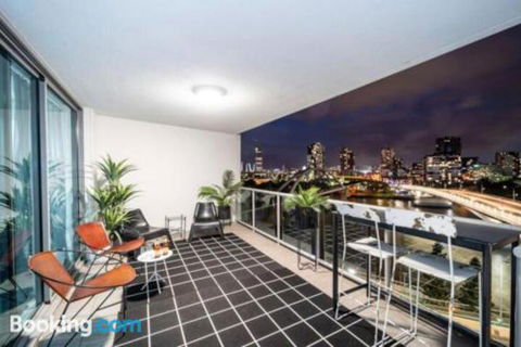 3br Stylish Apt CBD River & City Views SpaSaunaPoolWIFINetflix - Australian Directory 0