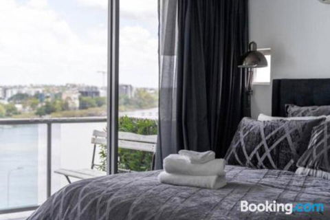 3br Stylish Apt CBD River & City Views SpaSaunaPoolWIFINetflix - Australian Directory 6