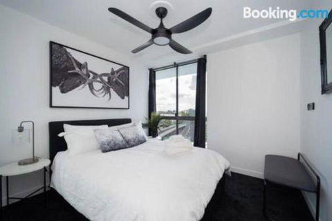 3br Stylish Apt CBD River & City Views SpaSaunaPoolWIFINetflix - Australian Directory 5