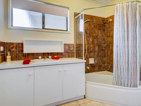 Cuttriss By The Beach - Australian Directory 4