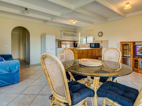 Cuttriss By The Beach - Australian Directory 5