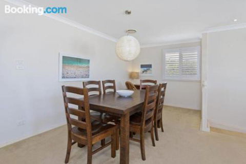 SEASCAPE An Enticing Lakeside Escape - Australian Directory 6