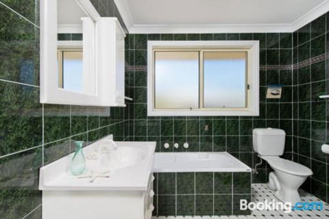SEASCAPE An Enticing Lakeside Escape - Australian Directory 5