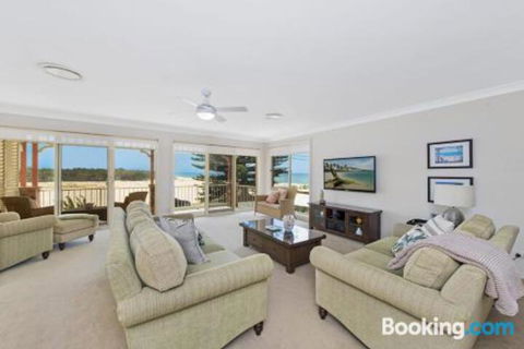 SEASCAPE An Enticing Lakeside Escape - Australian Directory 3