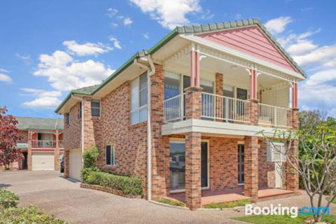 SEASCAPE An Enticing Lakeside Escape - Australian Directory 2
