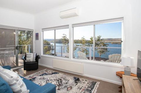 Home On The Water 21 Evans St. Lake Conjola - Australian Directory 3