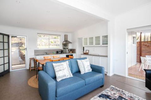 Home On The Water 21 Evans St. Lake Conjola - Australian Directory 4