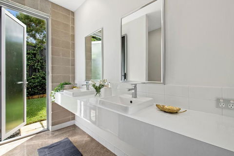 Sundays Beach House - Australian Directory 3