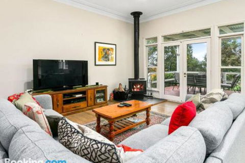 Elm Cottage - Australian Directory 3