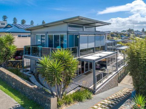 TASMAN DRIVE Gerringong 4pm Check Out Sundays - Australian Directory 6