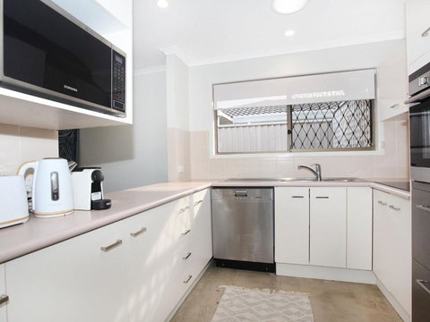 April 19 4 Bedroom Home On Canal With Pool Pontoon Aircon & WiFi! - Australian Directory 6