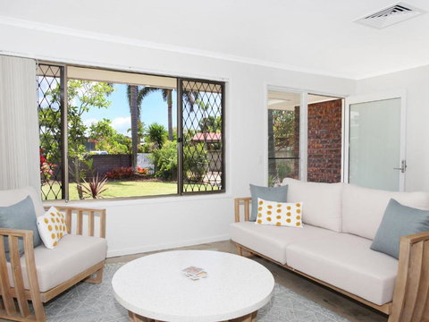 April 19 4 Bedroom Home On Canal With Pool Pontoon Aircon & WiFi! - Australian Directory 4