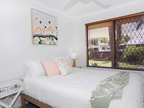 April 19 4 Bedroom Home On Canal With Pool Pontoon Aircon & WiFi! - Australian Directory 5