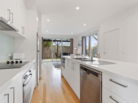 NORMANBY Coastal FREE WIFI & NETFLIX - Australian Directory 4