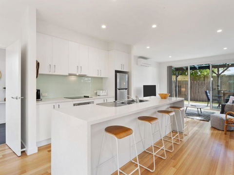 NORMANBY Coastal FREE WIFI & NETFLIX - Australian Directory 2