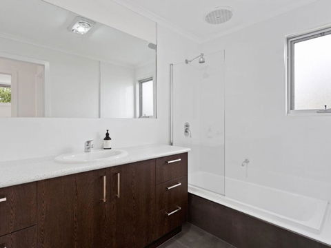 NORMANBY Coastal FREE WIFI & NETFLIX - Australian Directory 6