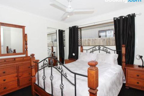 Schirrmann 56 Four Bedroom Home On Canal With Pool Pontoon Aircon & WiFi! - Australian Directory 2