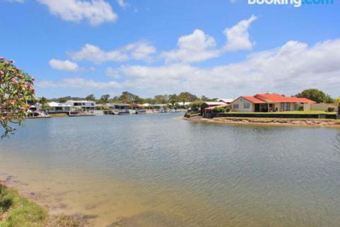 Schirrmann 56 Four Bedroom Home On Canal With Pool Pontoon Aircon & WiFi! - Australian Directory 3