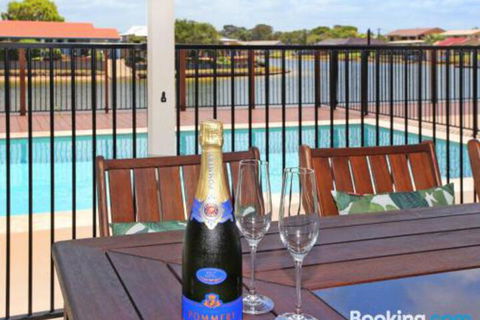 Schirrmann 56 Four Bedroom Home On Canal With Pool Pontoon Aircon & WiFi! - Australian Directory 5