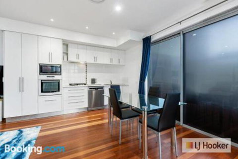 HIGH TIDES On ELLISTON - Australian Directory 3