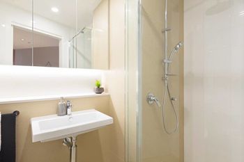 Brand New Heart Of City Executive Apartment - Australian Directory 1