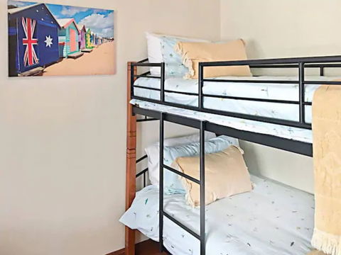 Sun, Beach, Shops, Wifi, Netflix - Australian Directory 5