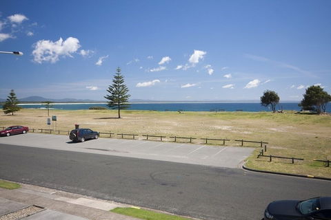 Hi Surf Unit 4 - Australian Directory 2