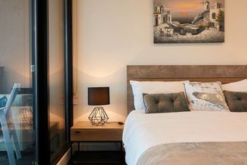 Panoramic Melbourne Views From Stylish Apartment - Australian Directory 2